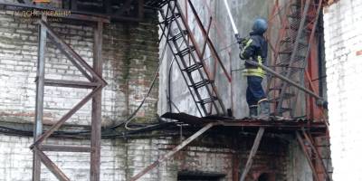 Запорізькі рятувальники гасили пожежу, що виникла від російського авіаудару