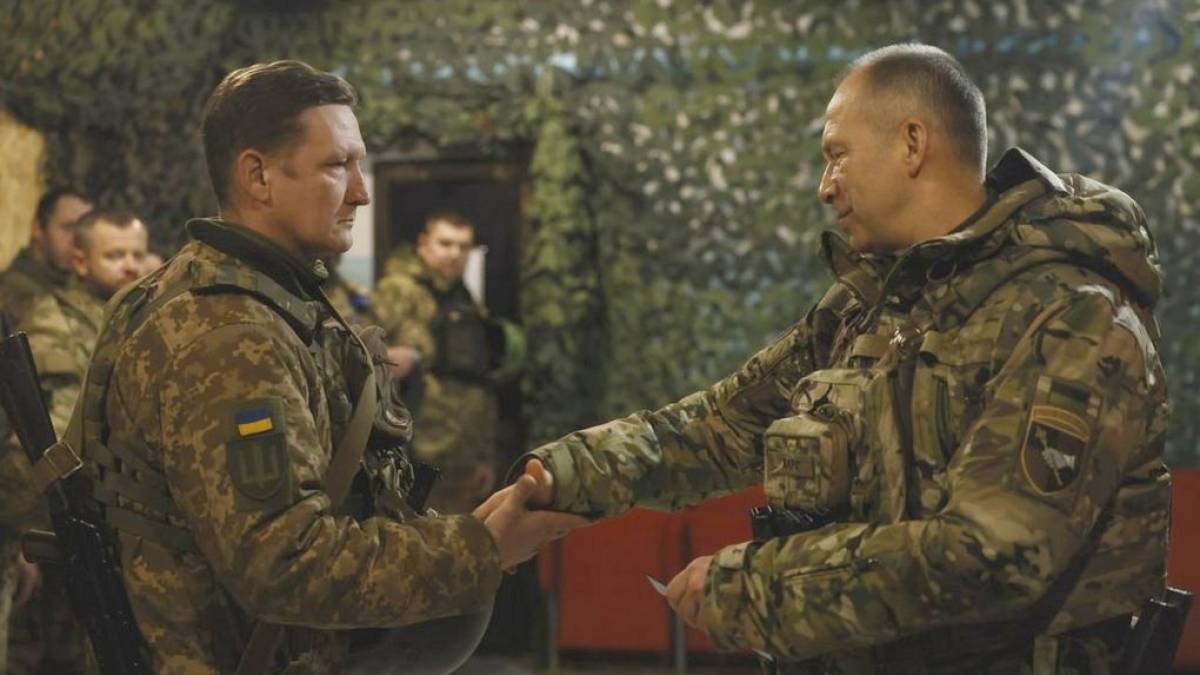 Військовослужбовця із Запоріжжя нагороджено нагрудним знаком «Золотий хрест»