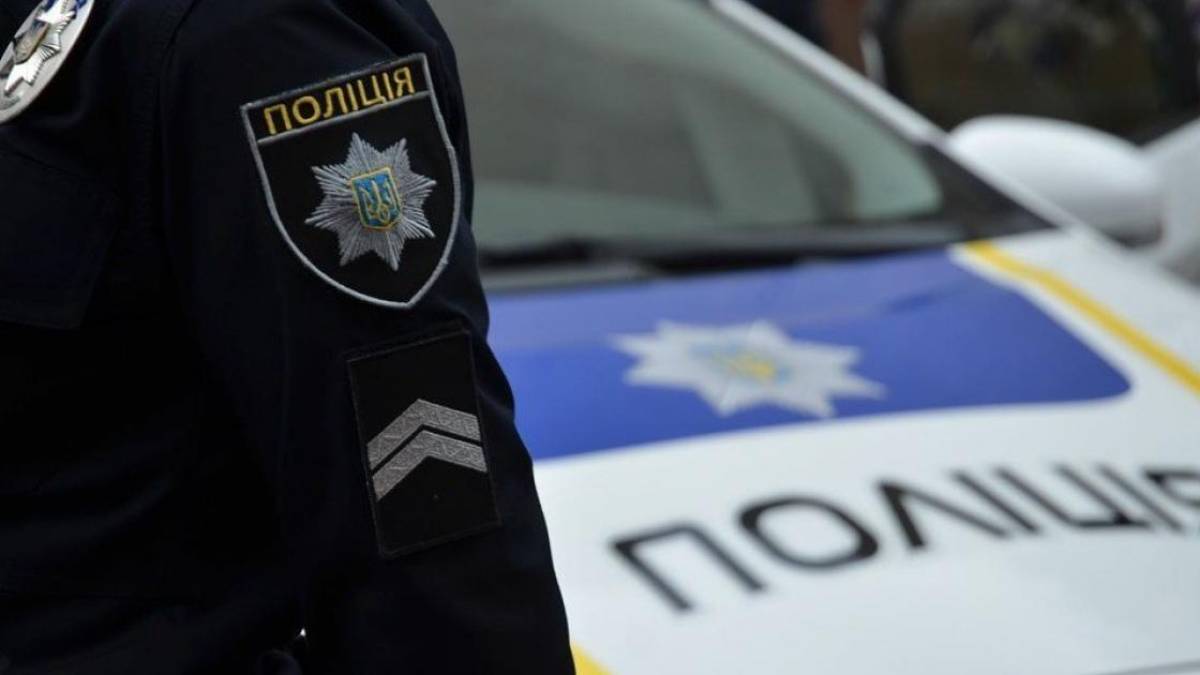 Не міг навіть поворухнутися: у Запоріжжі патрульні врятували чоловіка з інсультом