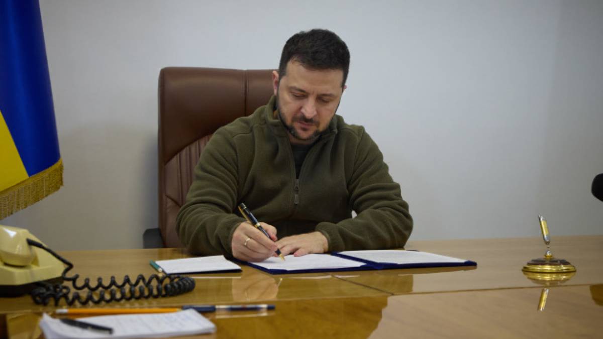 В Україні продовжили воєнний стан та мобілізацію: Зеленський підписав закони