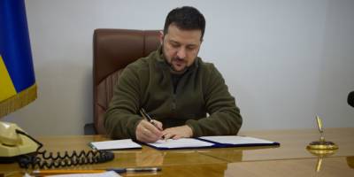 В Україні продовжили воєнний стан та мобілізацію: Зеленський підписав закони