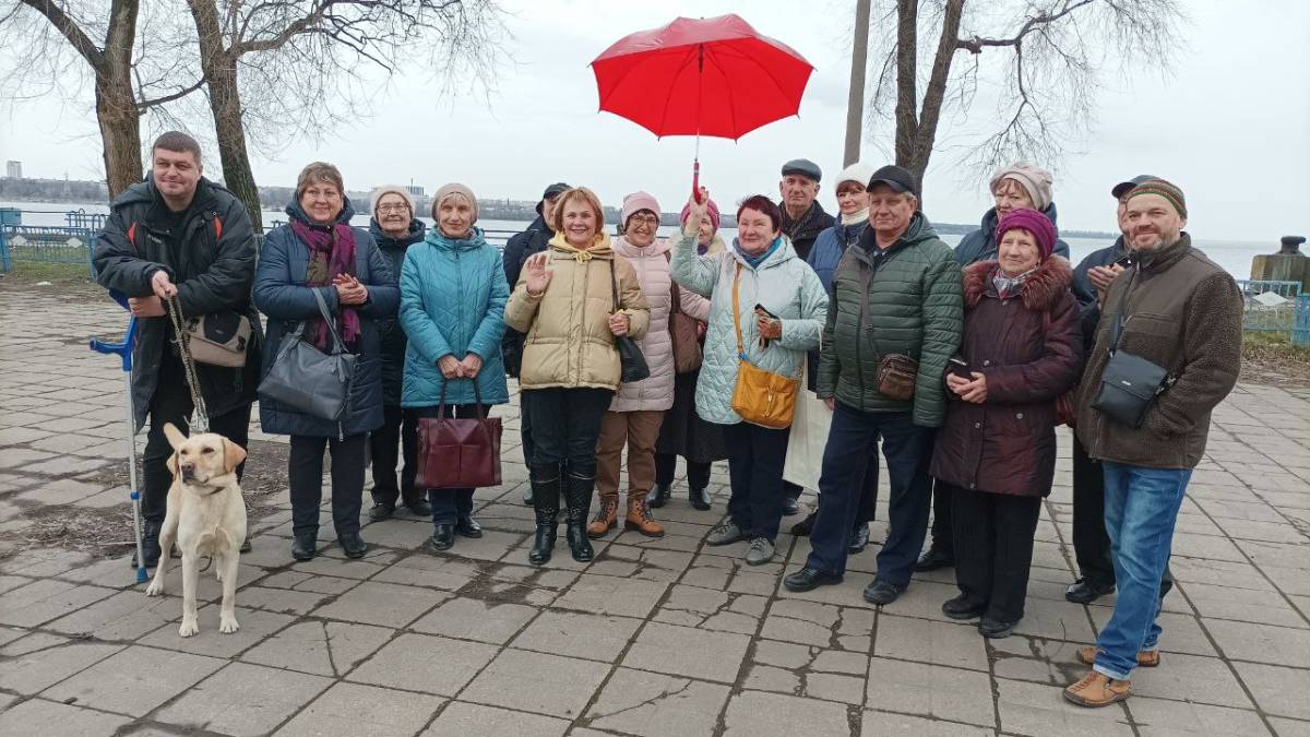 Після екскурсії для журналістів Валентина Вініченко отримала червону парасольку