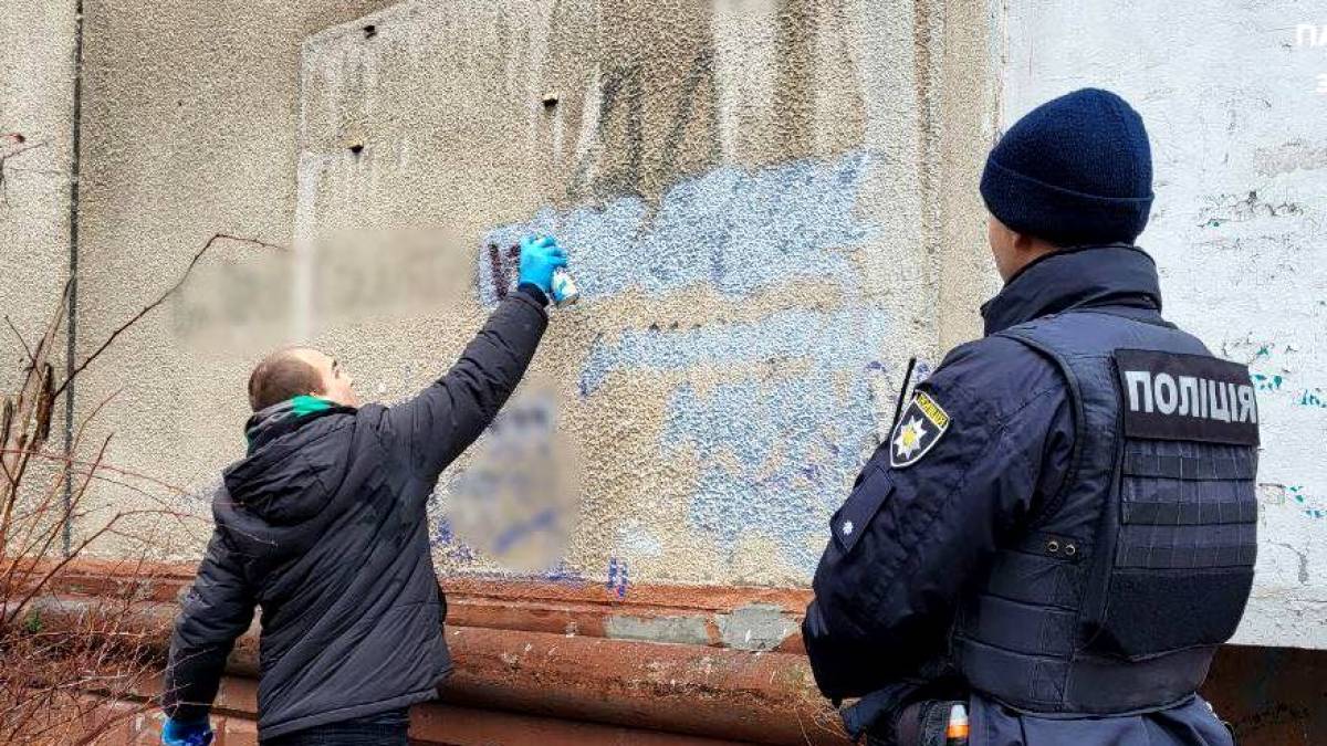 У Запоріжжі небайдужі громадяни продовжують замальовувати нарко-графіті