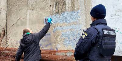 У Запоріжжі небайдужі громадяни продовжують замальовувати нарко-графіті