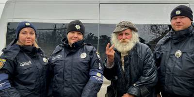 Поліцейські евакуювали пенсіонера з інвалідністю з прифронтового Приморського (відео)
