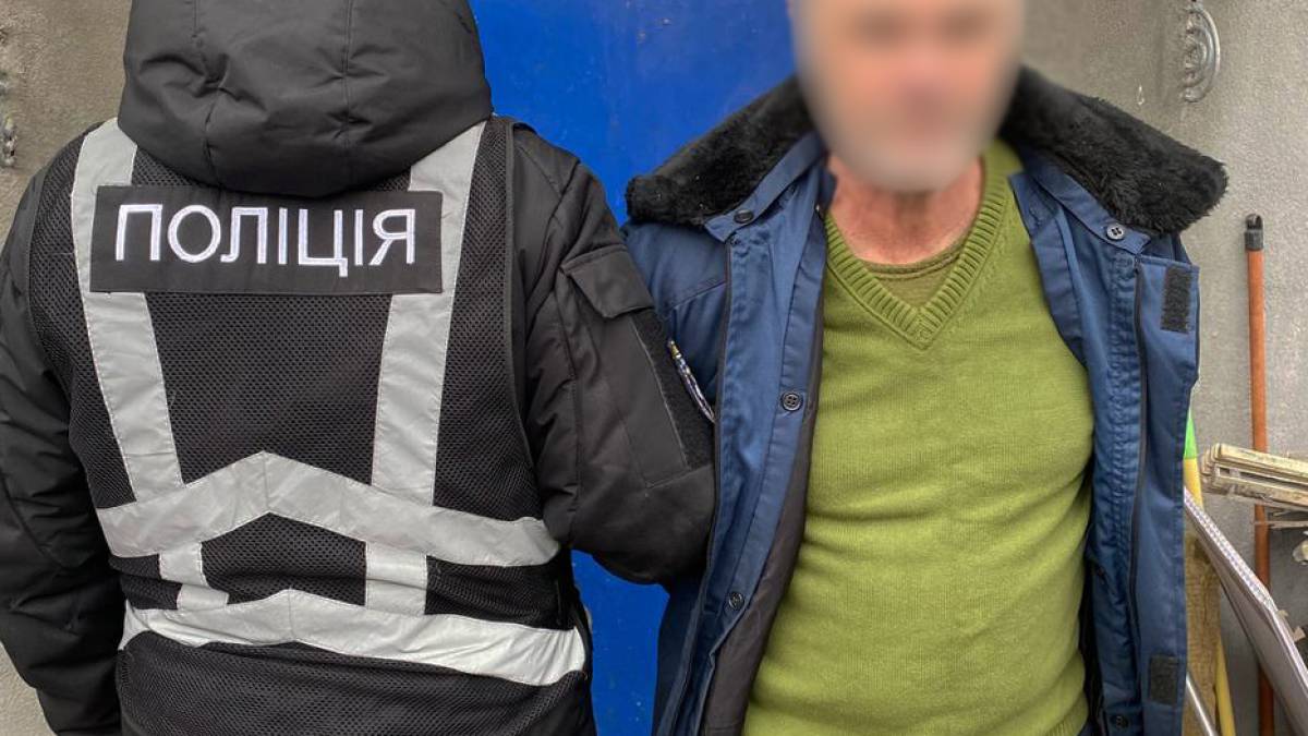 Зберігав вдома зброю та наркотики: у Запоріжжі затримали чоловіка