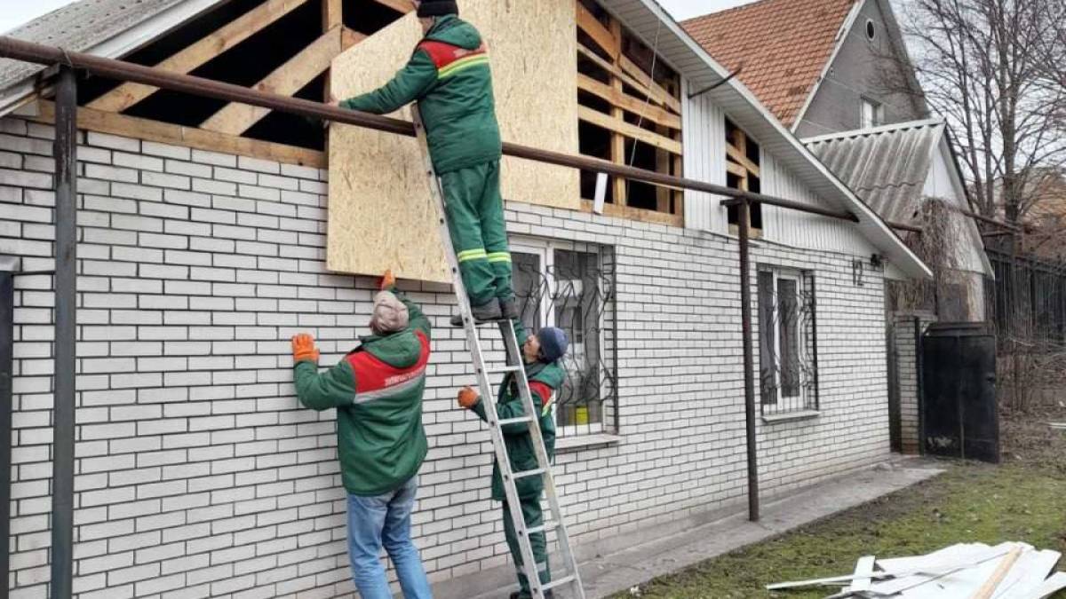 У Запоріжжі комунальники ліквідували наслідки ранкового обстрілу міста – фото