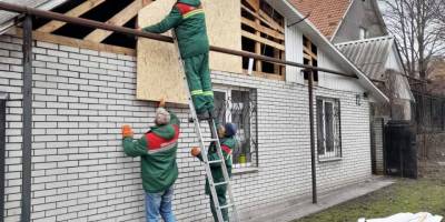 У Запоріжжі комунальники ліквідували наслідки ранкового обстрілу міста – фото