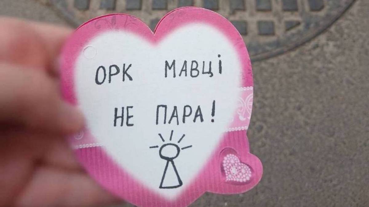 У Мелітополі активістки руху «Зла Мавка» розповсюджують свою газету під носом у окупантів