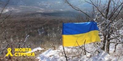 У Криму біля підніжжя гори Чатир-Даг підняли український прапор