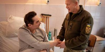 Головнокомандувач відвідав журналіста, якого було поранено на Запоріжжі