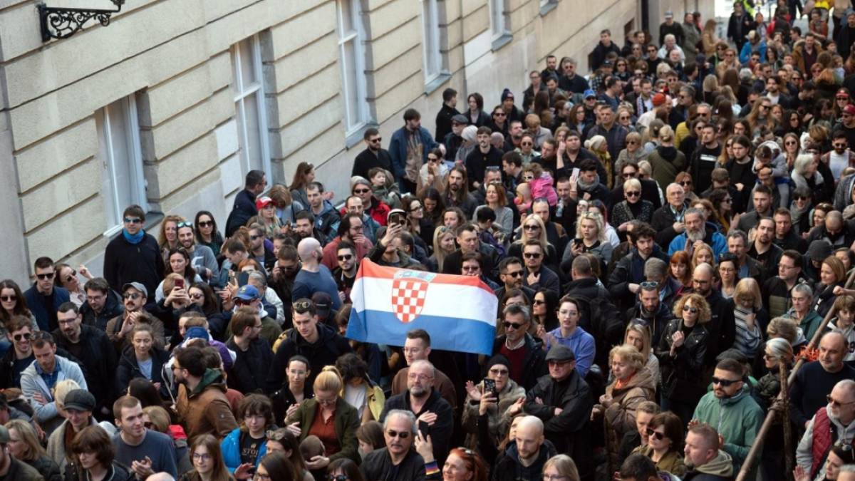 Тисячі хорватів вийшли на вулиці із закликом якнайшвидше провести вибори