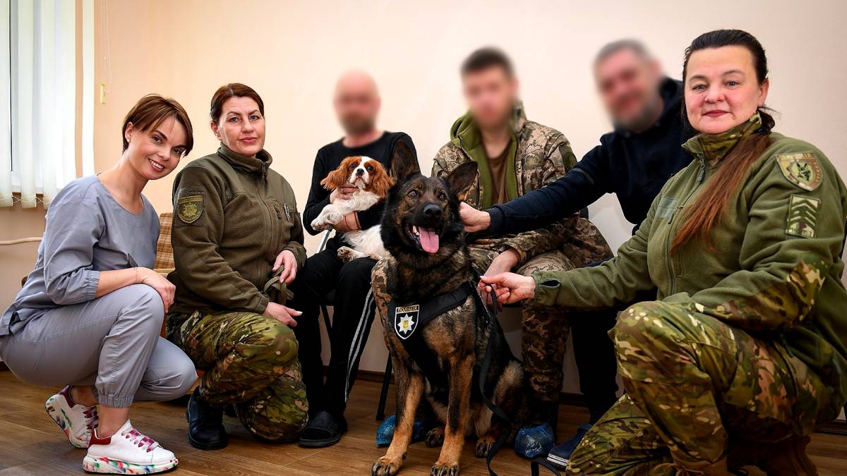 Запорізькі поліцейські завітали до поранених захисників з чотирилапими «лікарями» (фото)