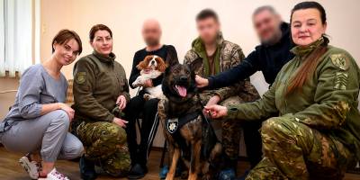 Запорізькі поліцейські завітали до поранених захисників з чотирилапими «лікарями» (фото)