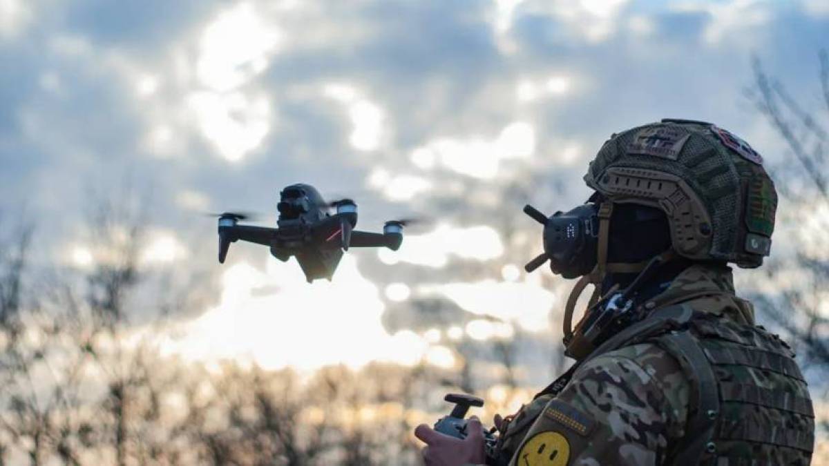 На запорізькому напрямку група FPV-дронів знищила сховану стоянку російської бронетехніки (ВІДЕО)