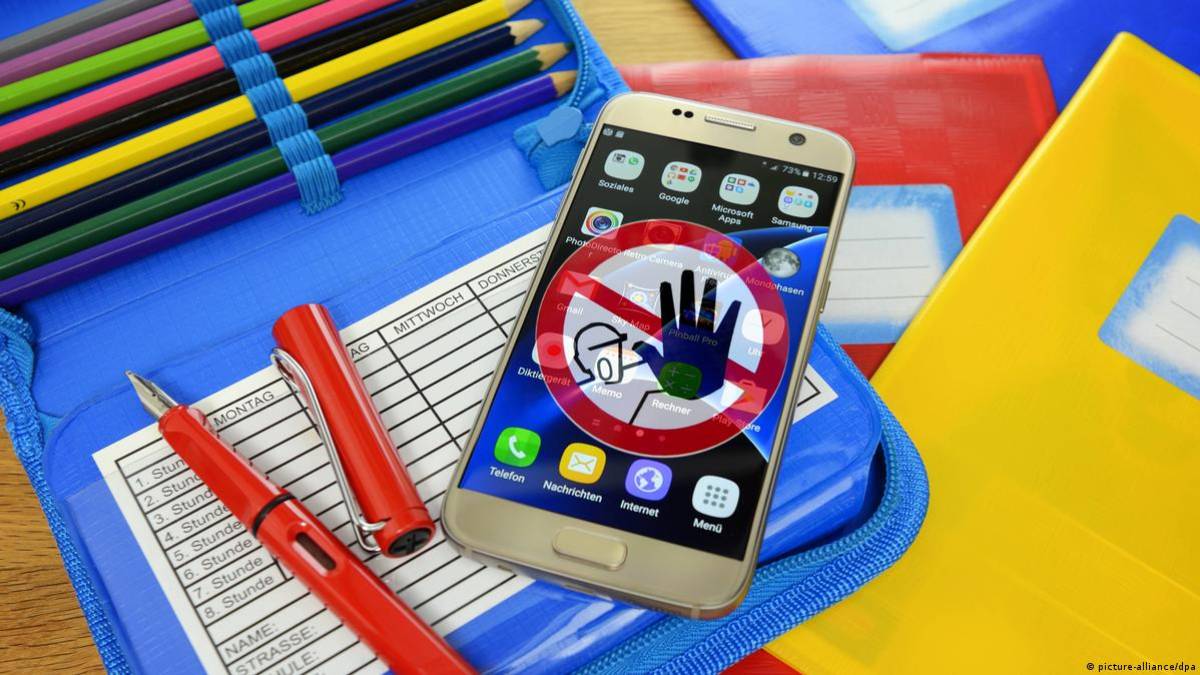 В Англії заборонили користуватися телефонами у школах