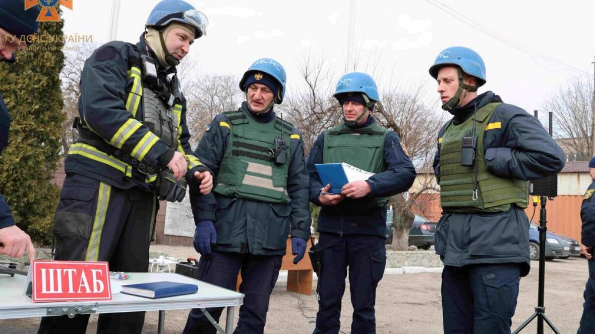 У Запоріжжі на навчаннях бійці ДСНС ліквідували наслідки ворожих обстрілів (фото)