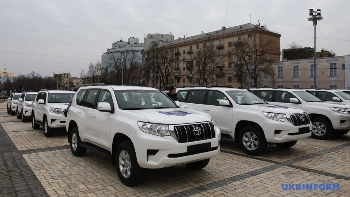 50 позашляховиків правоохоронцям у зоні бойових дій від Урсули фон дер Ляєн