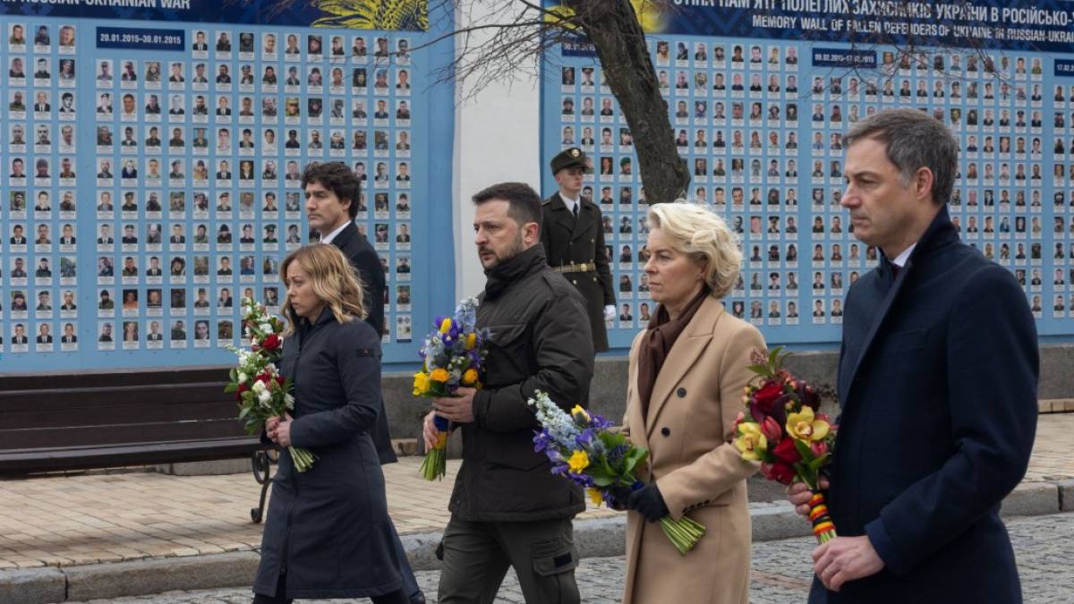 Зеленський та іноземні лідери на Михайлівській площі вшанували пам’ять захисників України
