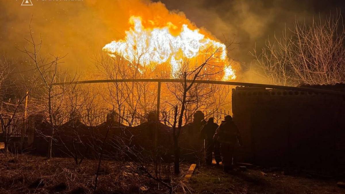 На Запоріжжі від ворожих обстрілів спалахнули житловий будинок та котельня