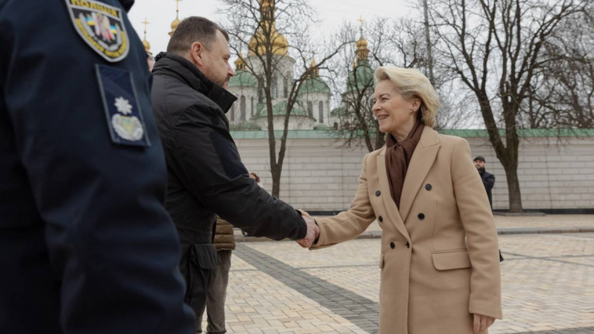 Єврокомісія передала Україні 50 авто для стабілізації звільнених територій