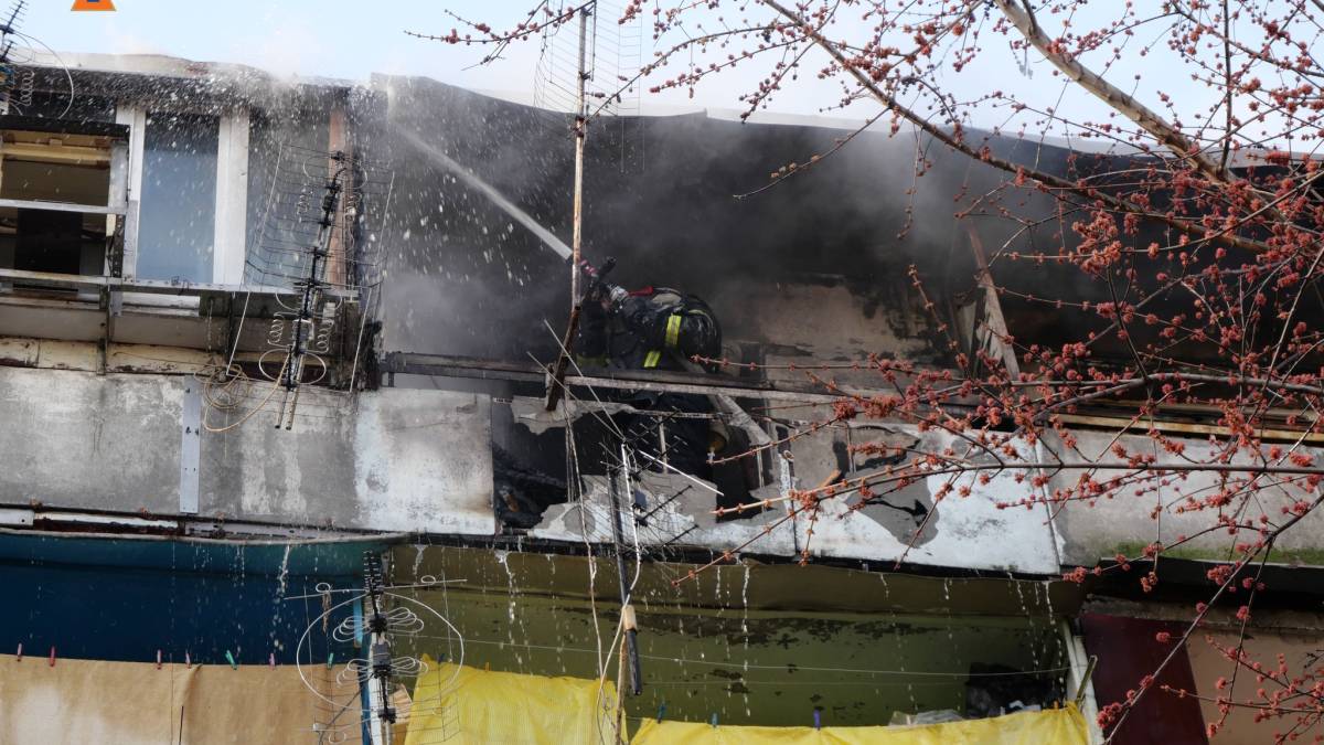Загорівся балкон: у Запоріжжі палала п’ятиповерхівка – фото