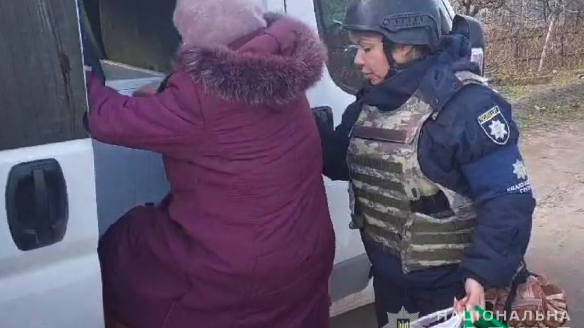 Запорізькі поліцейські евакуювали 74-річну жінку з прифронтового Приморського (відео)