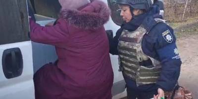 Запорізькі поліцейські евакуювали 74-річну жінку з прифронтового Приморського (відео)