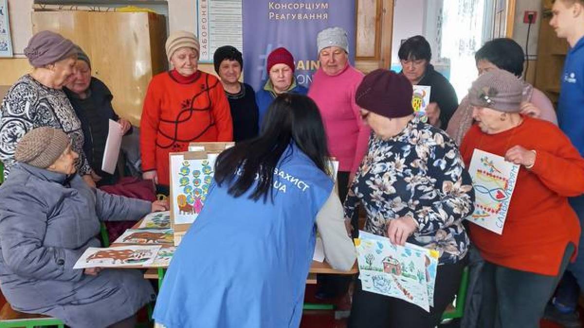 У громаді на Запоріжжі літні люди малювали на мотиви творів Марії Примаченко