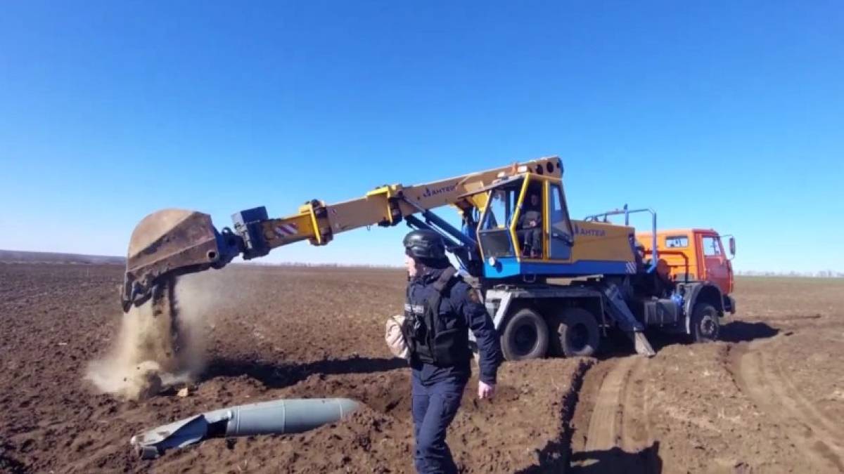 На Запоріжжі піротехніки ДСНС знищили ворожу 500-кілограмову авіабомбу