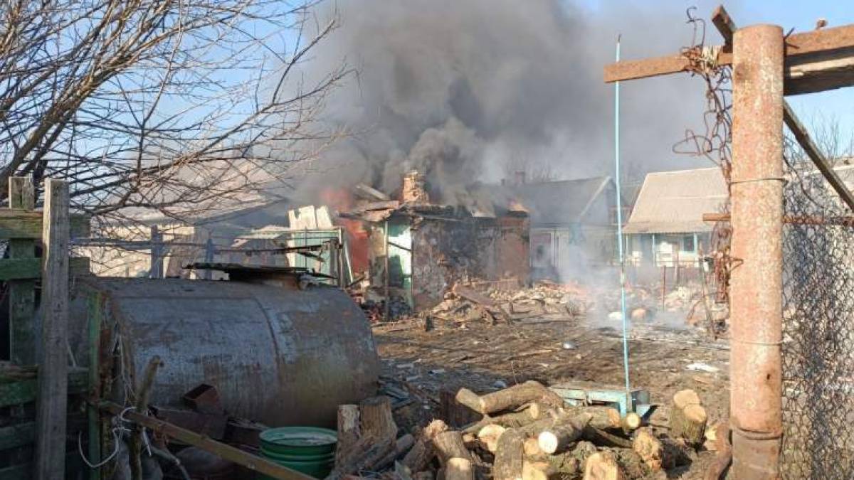 Запорізькі рятувальники ліквідували наслідки ворожих обстрілів
