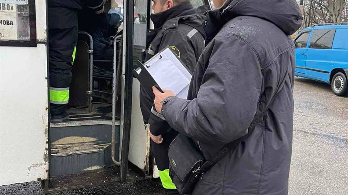 У Запоріжжі через скарги містян перевірили роботу маршрутників
