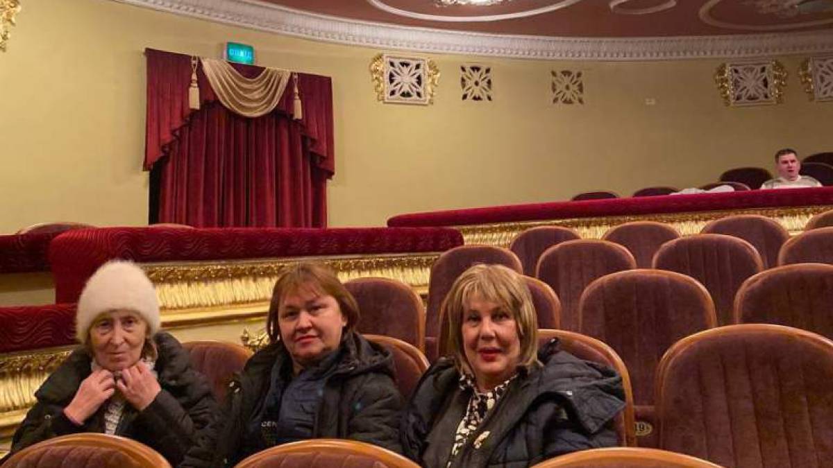 Волонтери та люди, яким вони допомагають, відвідали вистави та вдячні запорізьким театрам