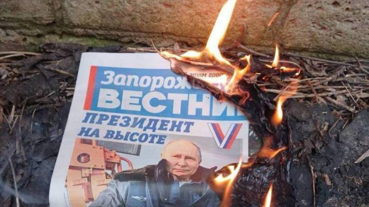 У Мелітополі активістки жіночого партизанського руху спалюють рашистські газети