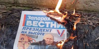 У Мелітополі активістки жіночого партизанського руху спалюють рашистські газети