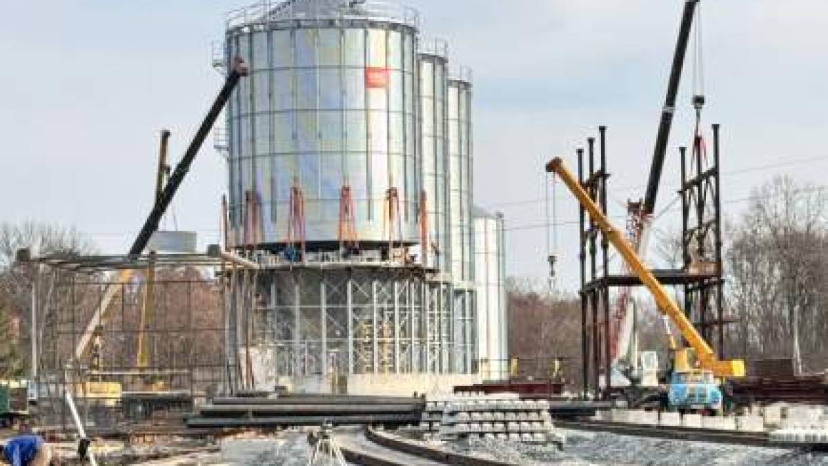 На кордоні з Румунією почали будувати термінал для перевантаження вагонів під євроколію