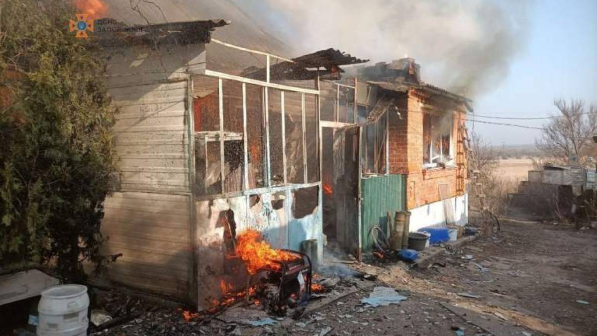На Запоріжжі внаслідок ворожих обстрілів виникли 3 пожежі: горіли житлові будинки