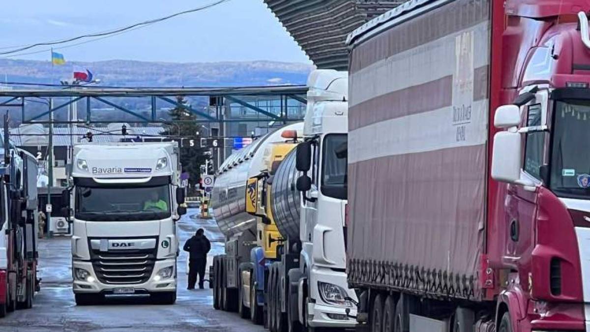 В чергах на кордоні з Польщею перебуває 2 300 вантажівок