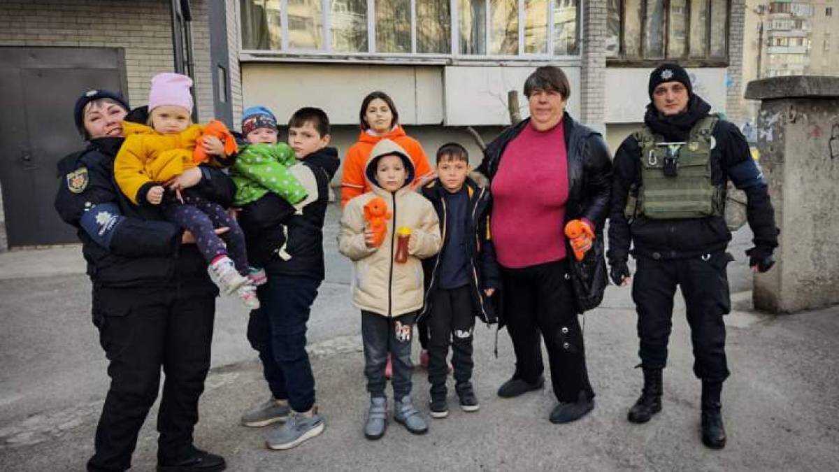 Запорізькі поліцейські евакуювали багатодітні родини з обстрілюваного Приморського (відео)