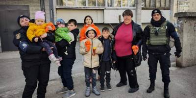 Запорізькі поліцейські евакуювали багатодітні родини з обстрілюваного Приморського (відео)