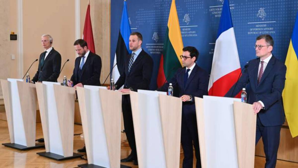 Франция создает альянс стран, готовых направить войска в Украину – Politico