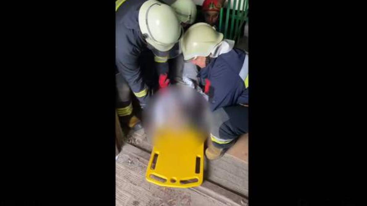 Мало не загинула: в Запоріжжі пенсіонерка впала в підвал (відео)