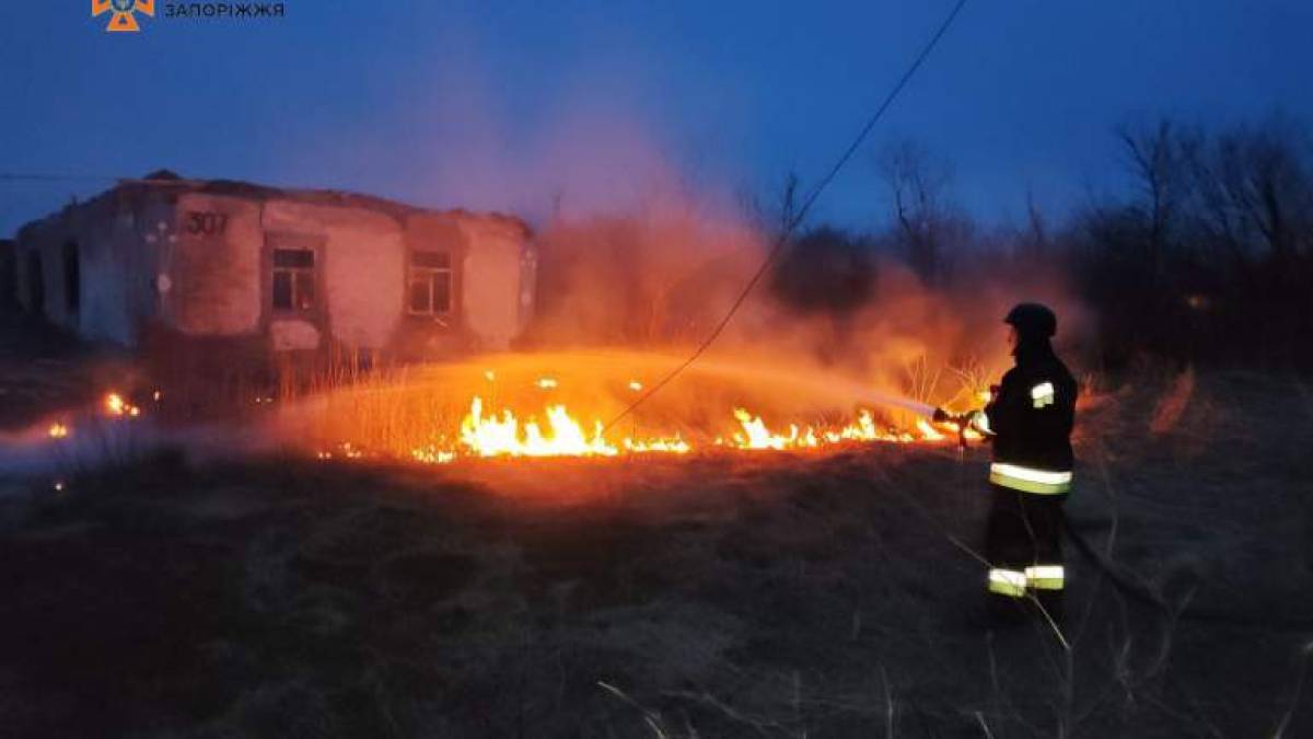 Запорізькі рятувальники ліквідували наслідки ворожих обстрілів