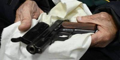 На Запоріжжі літній чоловік приніс до поліції бойовий пістолет: подробиці