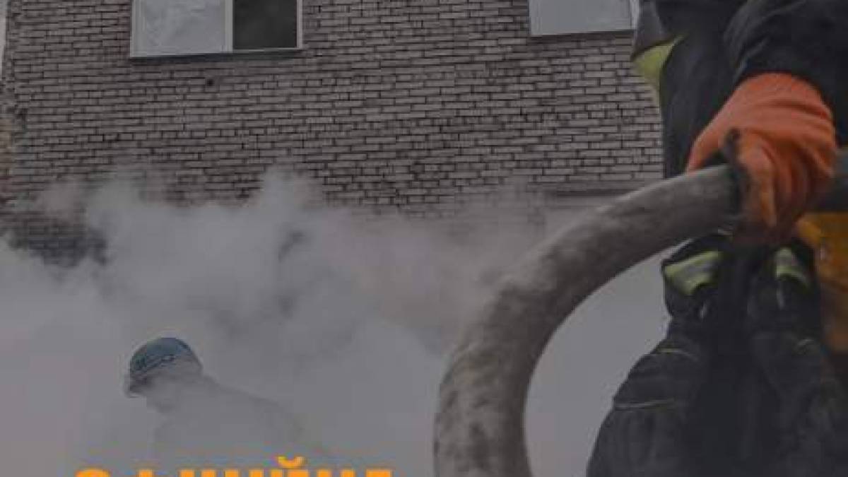 Запорізькі рятувальники ліквідують наслідки ворожих обстрілів