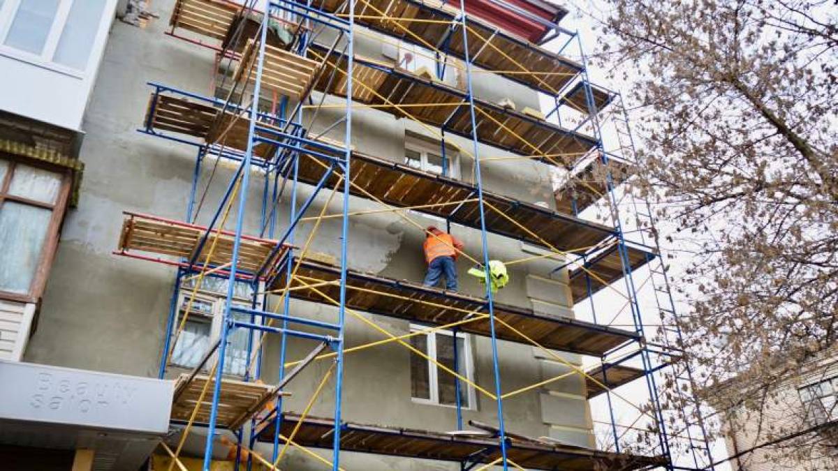 У Запоріжжі відновлюють зруйновані ракетами будинки: на якому етапі роботи