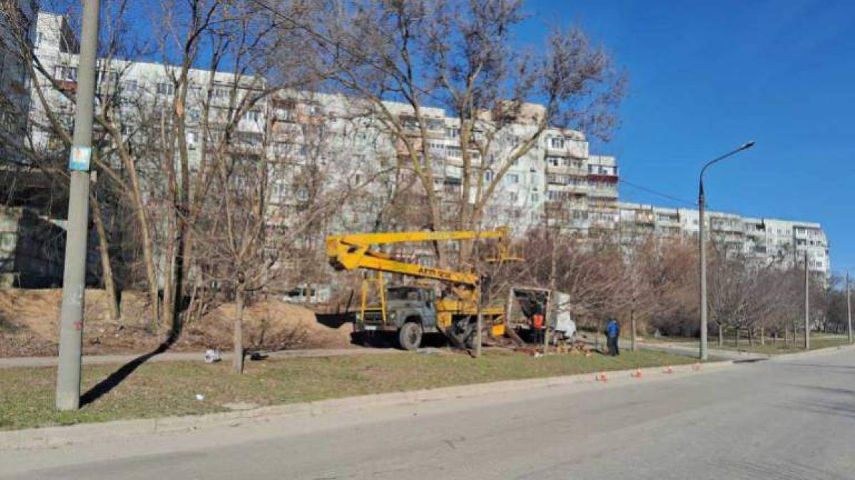 На запорізьких вулицях – весняне прибирання