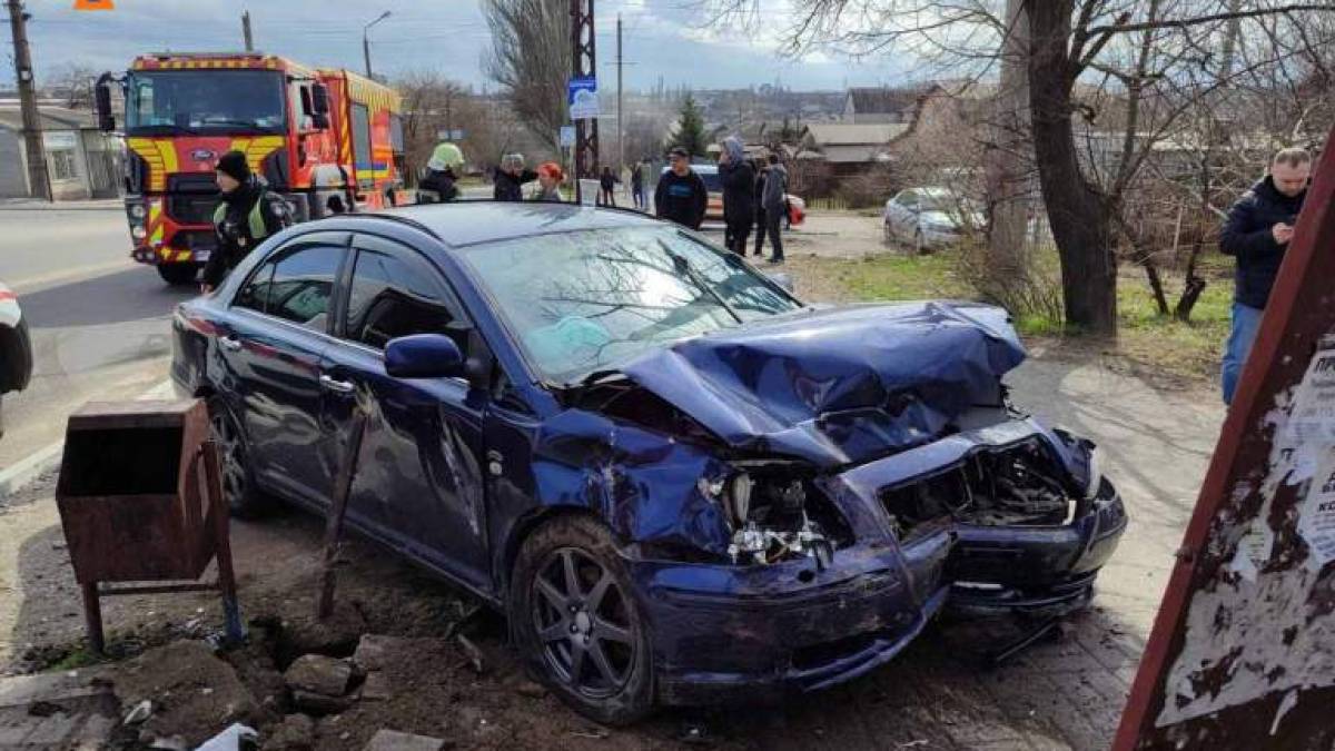 У Запоріжжі при автоаварії водія затисло у машині