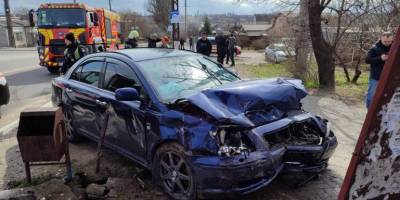 У Запоріжжі при автоаварії водія затисло у машині