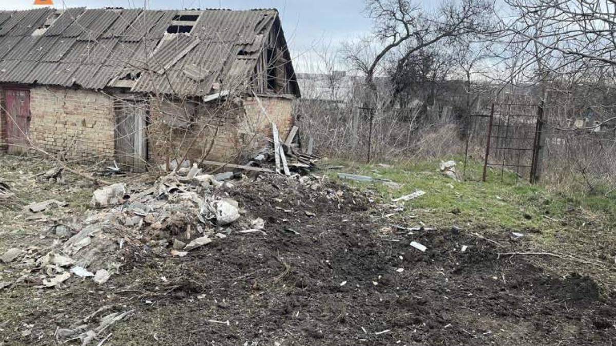 Запорізькі рятувальники ліквідують наслідки ворожих обстрілів